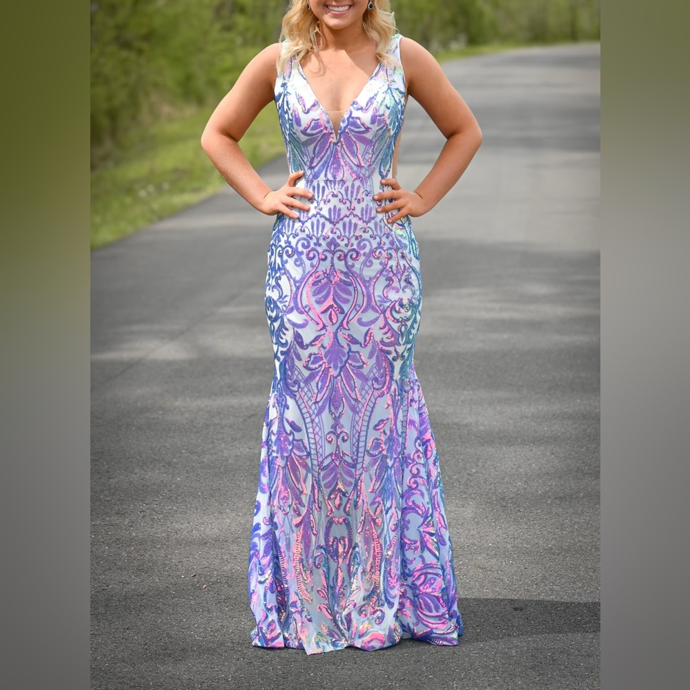 Size 2 but can fit a 4, it will come with the bouquet